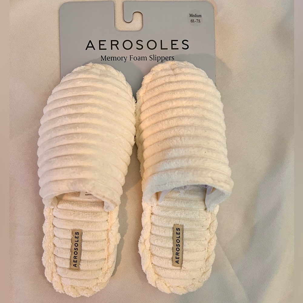 NWT Aerosoles Women’s Ribbed Chenille Slippers, Size 6 1/2 - 7 1/2!